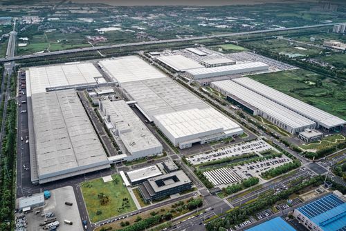汽車成新質生產力代名詞 國產新能源加速重塑市場格局與軟件定義未來